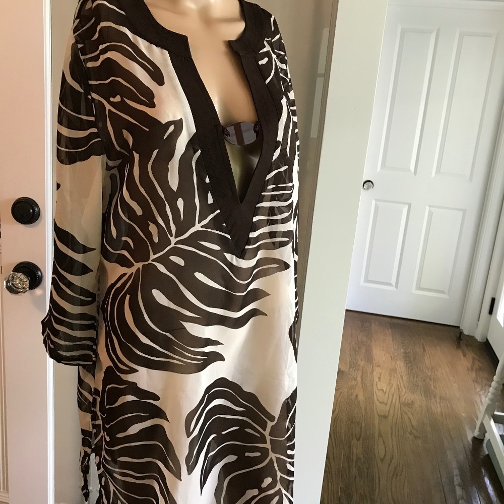New Bathing suit cover up by Club z collection. Size large. Classy..